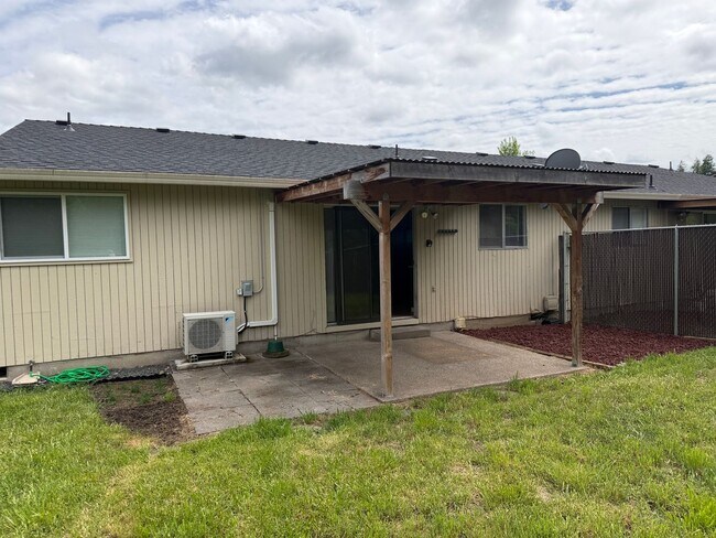 Building Photo - Updated single level 2 bed/1 bath duplex in Thurston!