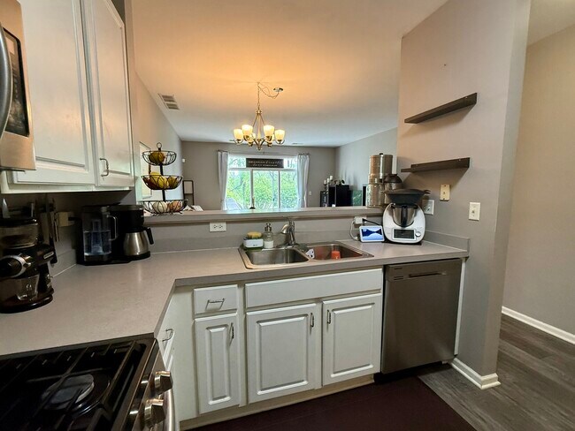 Building Photo - 2427 Golf Ridge Cir