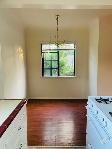 dining area - 2624 1/2 S Sepulveda Blvd