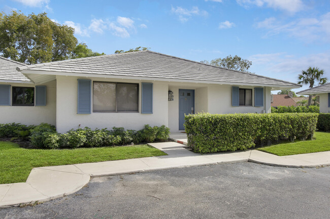Building Photo - 108 Club Dr