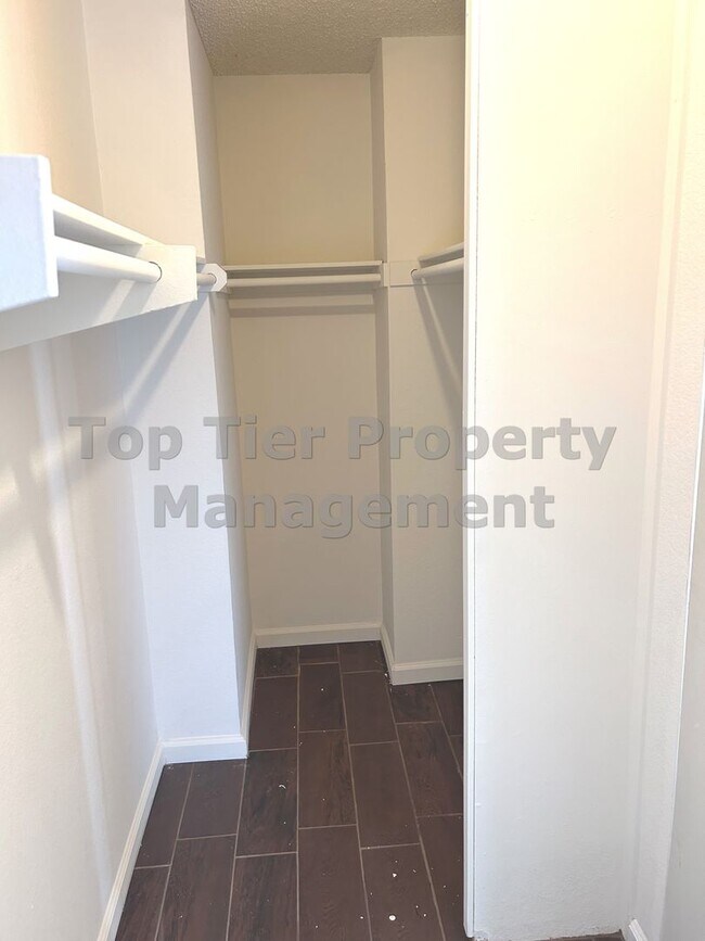 Building Photo - ***Beautiful 3 bed / 2.5 bath House in a N...
