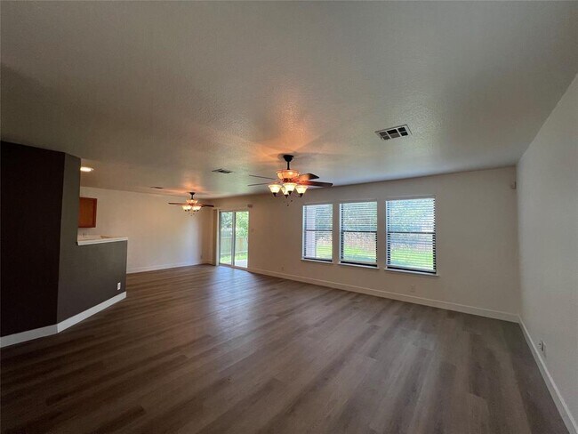 Building Photo - 821 New Bridge Dr