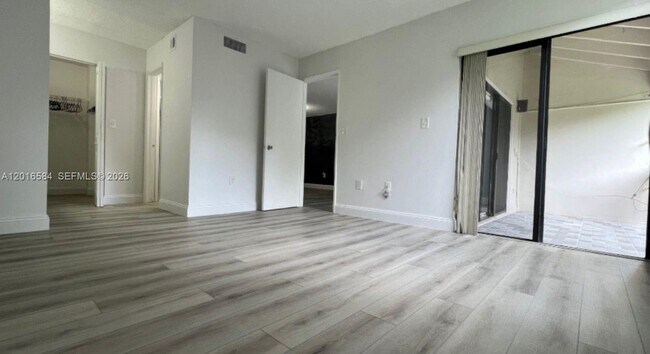 Building Photo - 8885 Fontainebleau Blvd
