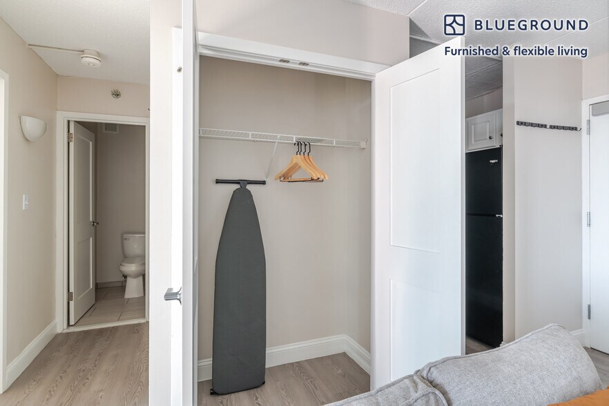 Building Photo - 812 Memorial Dr