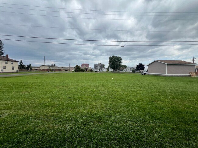 Building Photo - One level living w/ Attached Garage Available July!