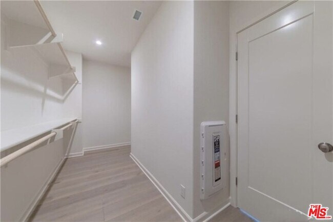 Building Photo - 113 Escala