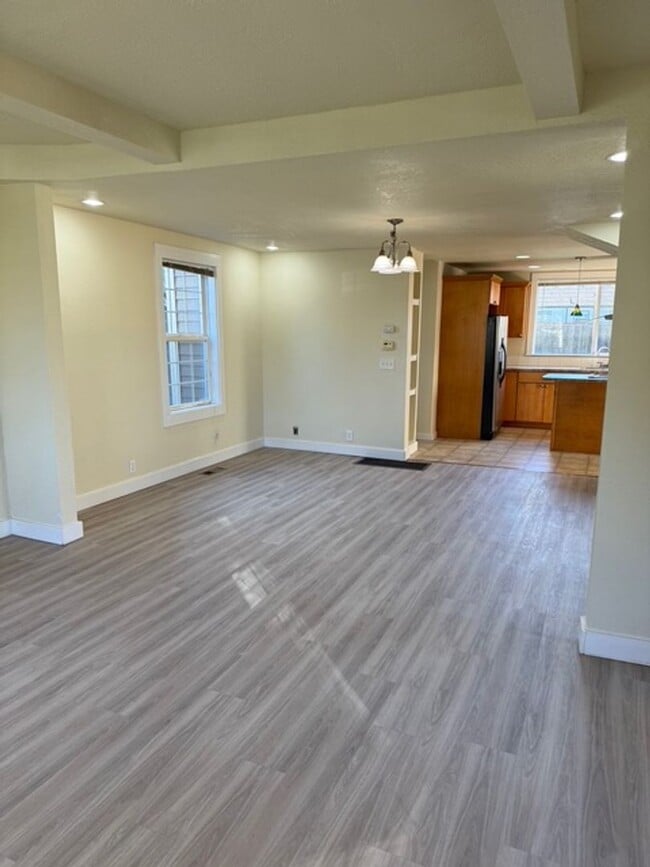 Building Photo - 600B00