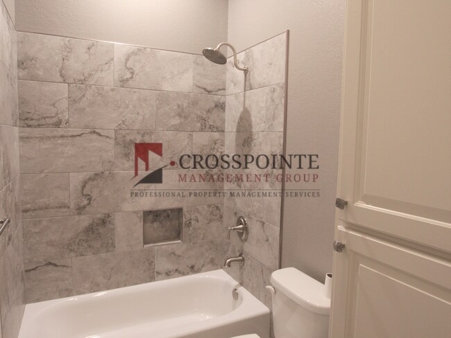 Building Photo - Gorgeous 3 bed 2 bath home in Hadley Court!