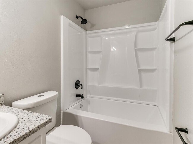 Building Photo - 502 N Oak St