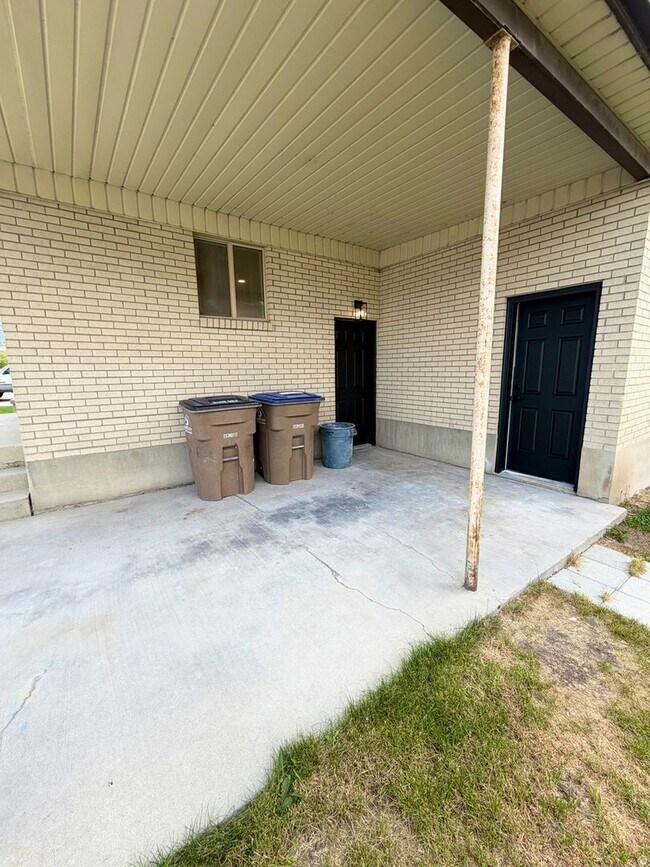 Building Photo - 452 E 13800 S