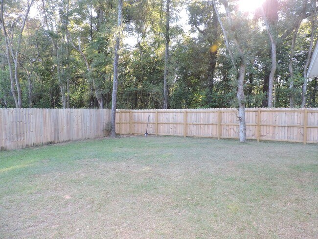 Building Photo - Easy access to Interstate & shopping!