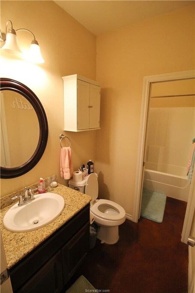 Building Photo - Spacious 4 Bedroom, 3 Bathroom House in Horse Haven!