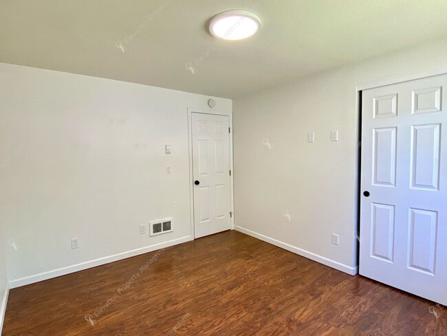 Building Photo - Charming Bend Home | Single-Story Living