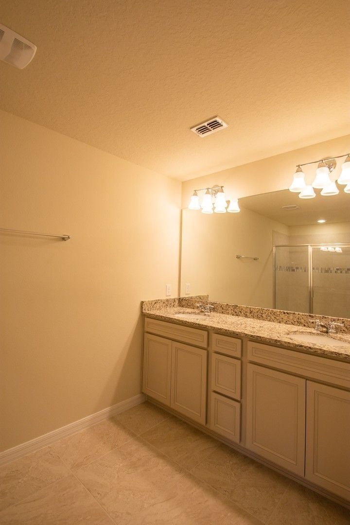 Building Photo - 3912 Plainview Dr