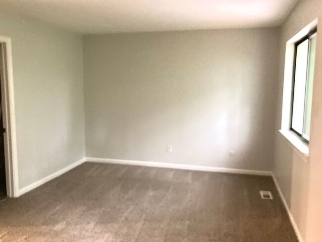 Building Photo - Charming Townhouse in Virginia Beach - All...