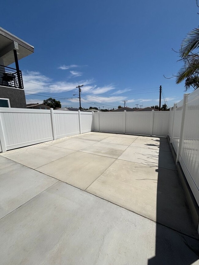 Building Photo - 3 bed 3 bath Home for Rent in San Diego WA...