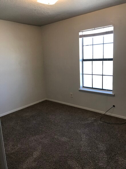 Building Photo - 2033 S Don Roser Dr