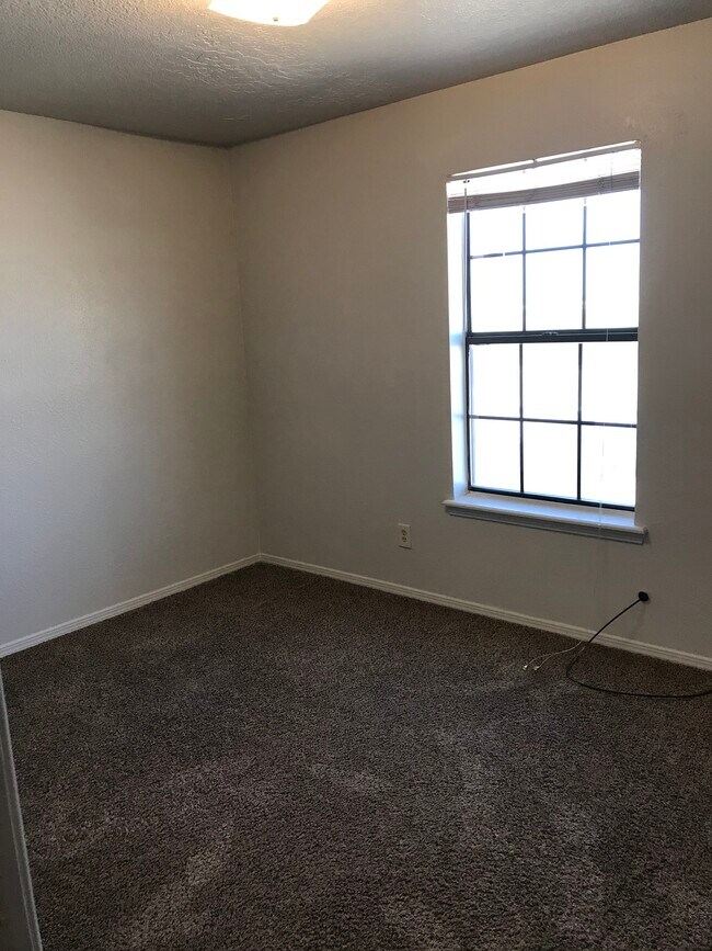 Building Photo - 2033 S Don Roser Dr