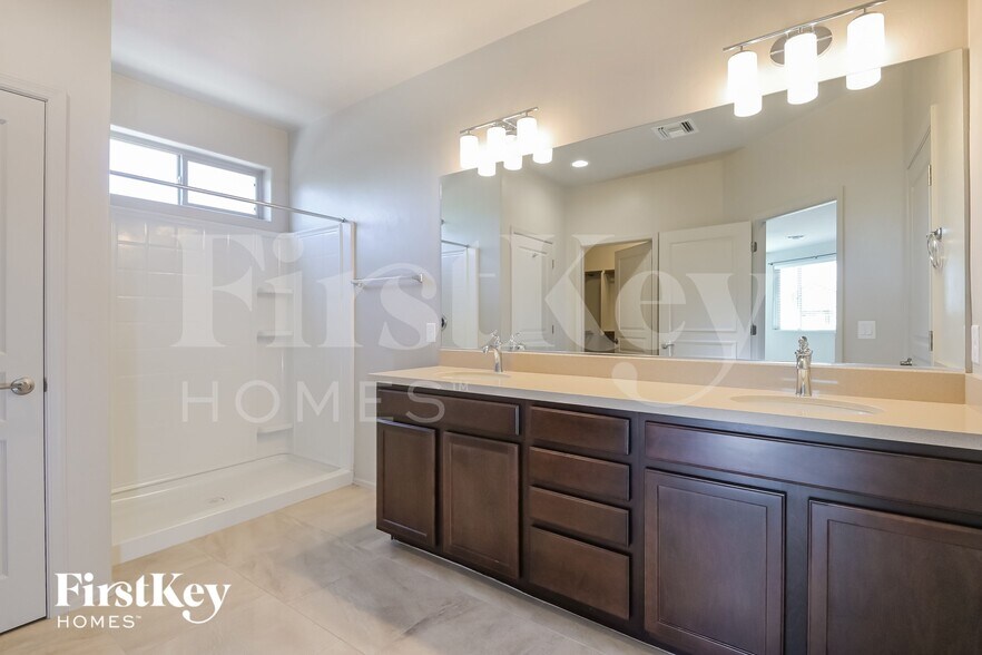 Building Photo - 9662 S Via Bandera