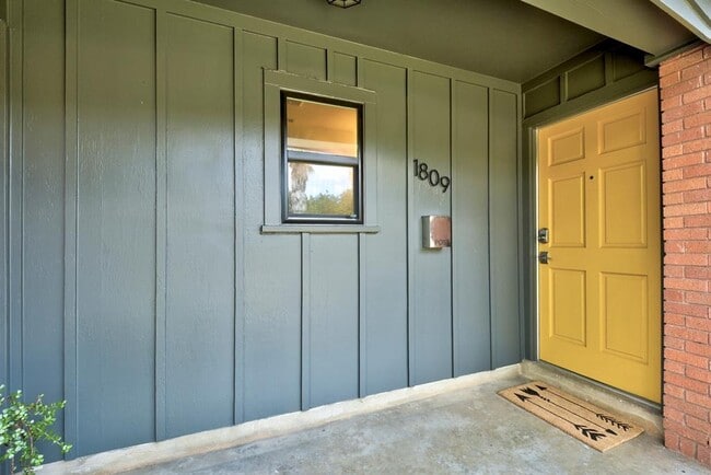 Building Photo - 1809 Forestglade Dr