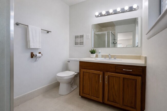 Building Photo - 1220 Kelving Way