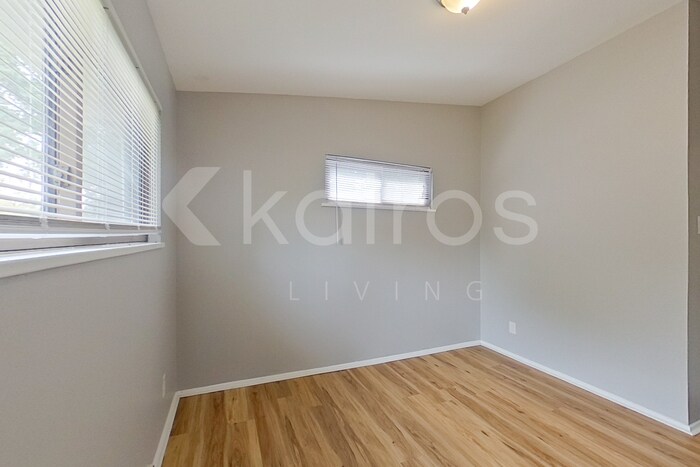 Building Photo - 425 St Edward Ln