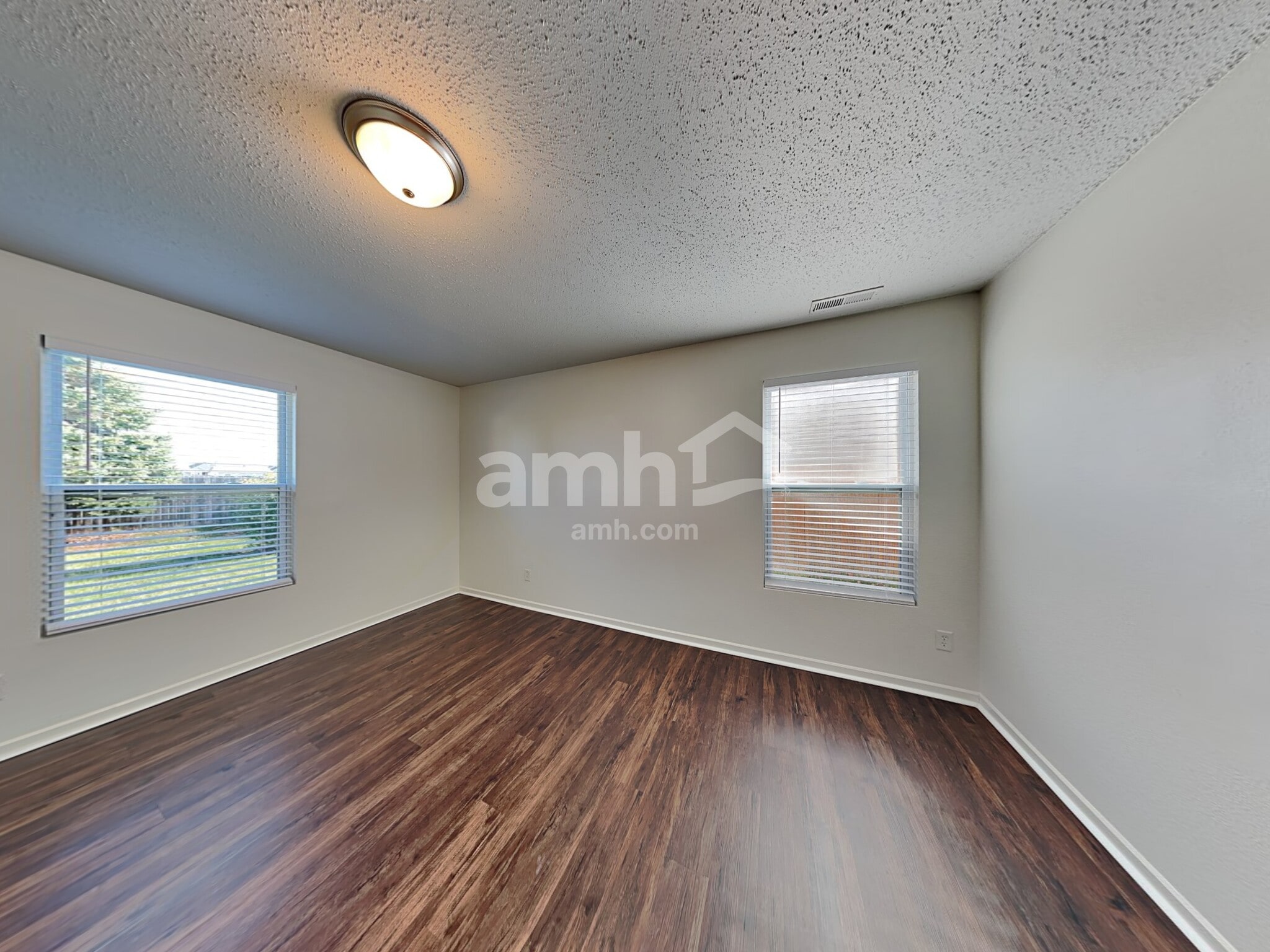 Building Photo - 527 Bourneside Dr