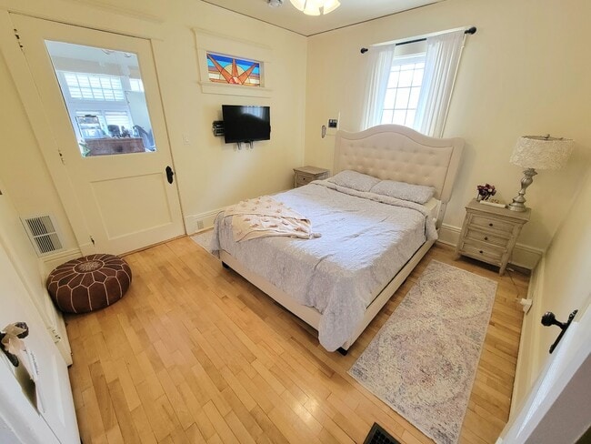 Master bedroom - 615 N Lawe St