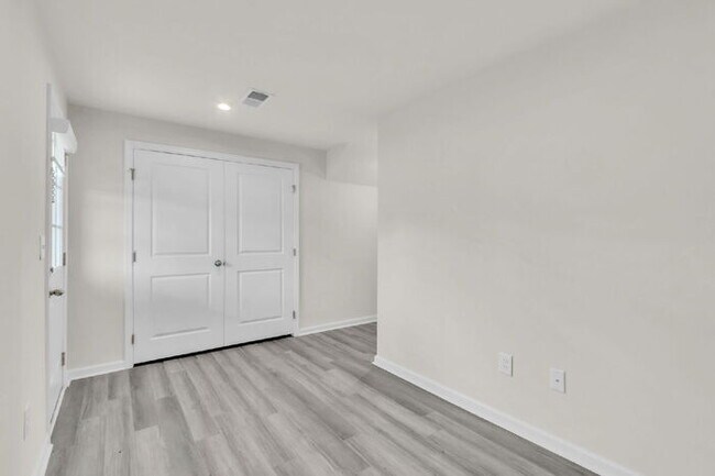 Building Photo - Modern 3BR Townhome with Bonus Room Near F...