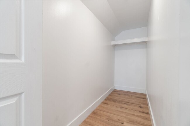 Building Photo - Beautifully renovated 4 bed, 2.5 bath, loc...
