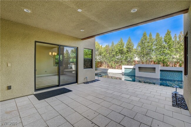 Building Photo - 64 Grey Feather Dr