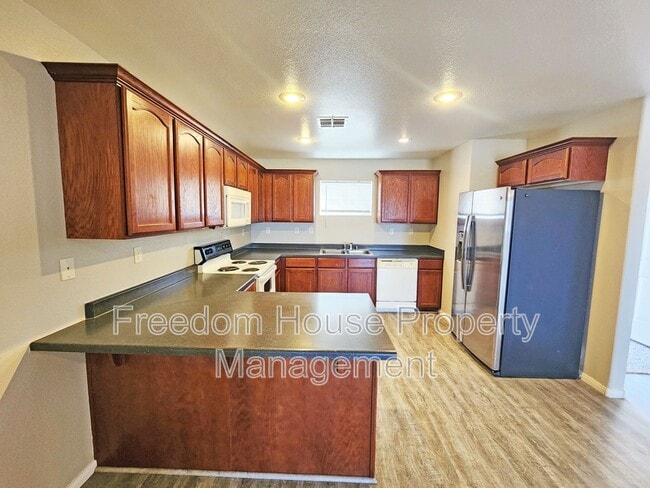 Building Photo - 200 S Mount Charleston Dr E