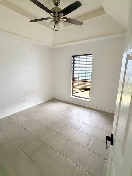 Building Photo - 1707 Crown Pointe Blvd