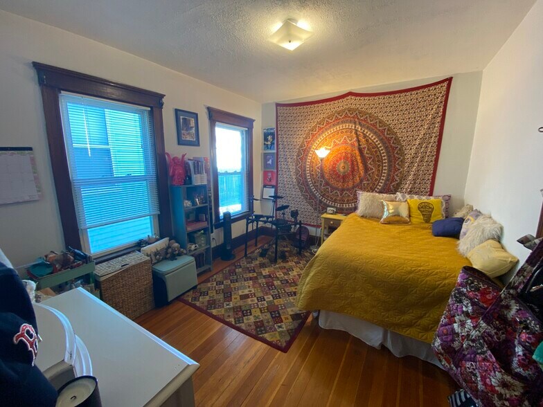 Building Photo - 224 Holland St