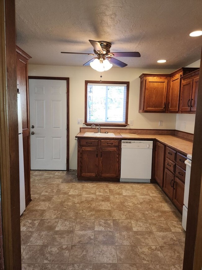 Building Photo - 4 Bedroom 1 Bath House