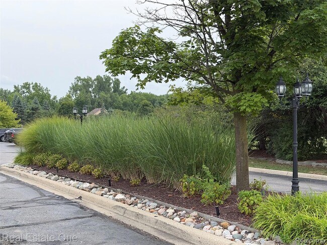 Building Photo - 29285 Glen Oaks Blvd E