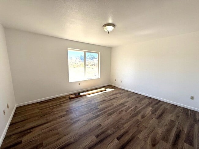Building Photo - 3 bedroom house in Spring Creek with garage