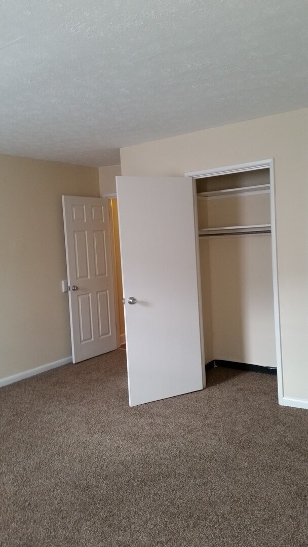 Building Photo - Large Town Home