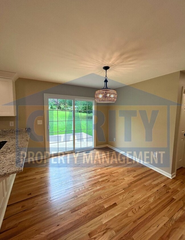 Building Photo - Updated ranch-style home in great neighbor...