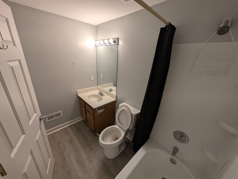 Building Photo - Room in House on Flint Glenn Ln