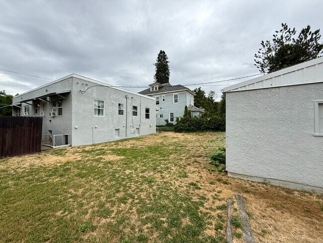 Building Photo - Fully Furnished 1 Bedroom 1 Bathroom WITH laundry!