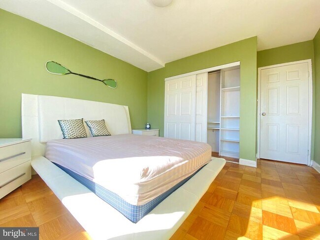 Building Photo - 922 24th St NW