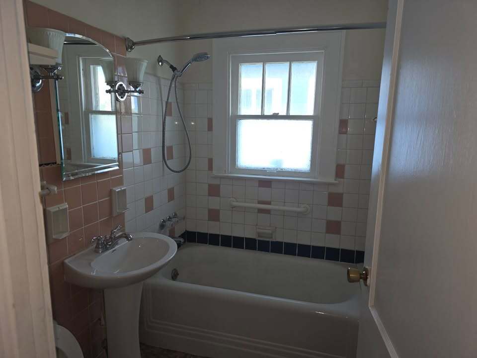 Building Photo - 709 N Drexel Ave