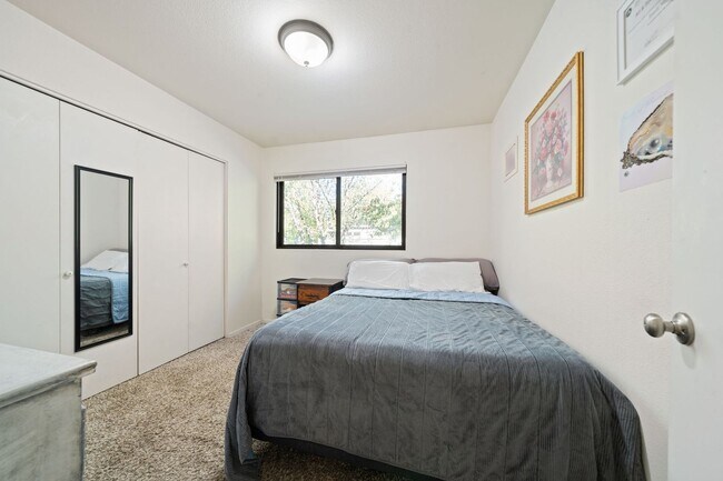 Building Photo - 2 bedroom Condo