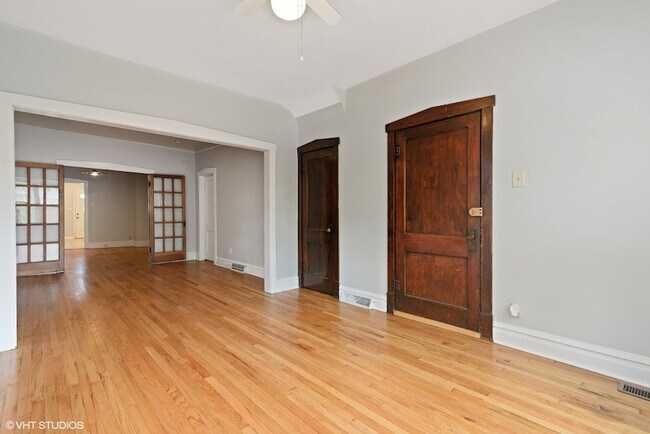 Building Photo - 1652 W Nelson St