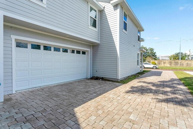 Building Photo - 50 W Esther St