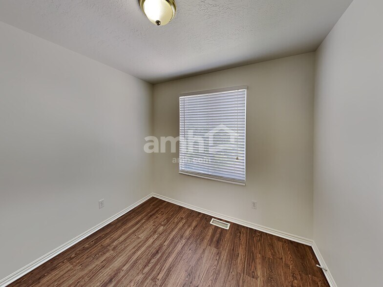 Building Photo - 923 Canfield Dr