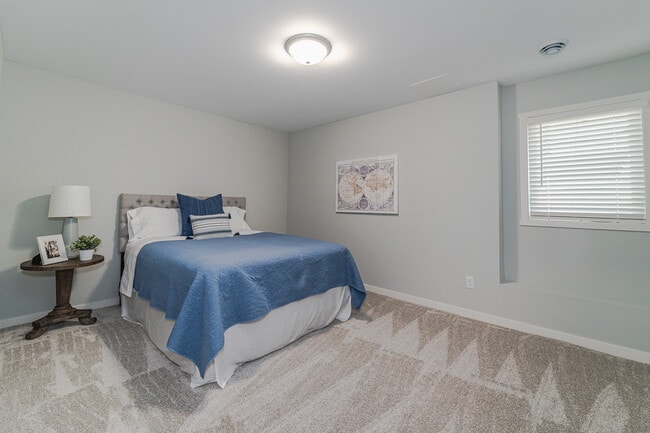 Building Photo - 5070 Ranchview Ln N