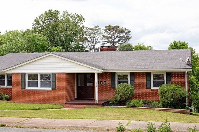 Building Photo - Newly Renovated One Level Downtown Residence