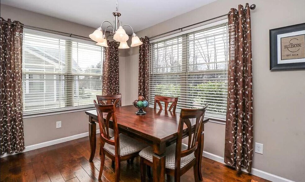 Well-lit dining area - 452 Bowers Rd